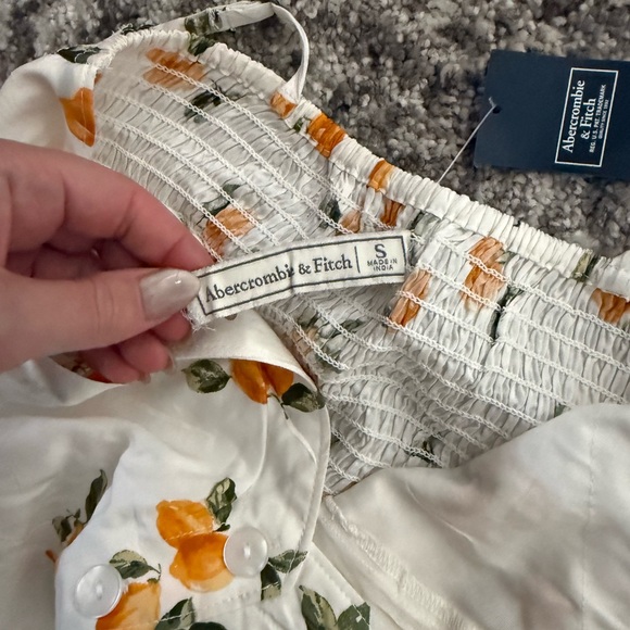 NWT Abercrombie Lemon Print Women's Top - Size: Small - Picture 4 of 6